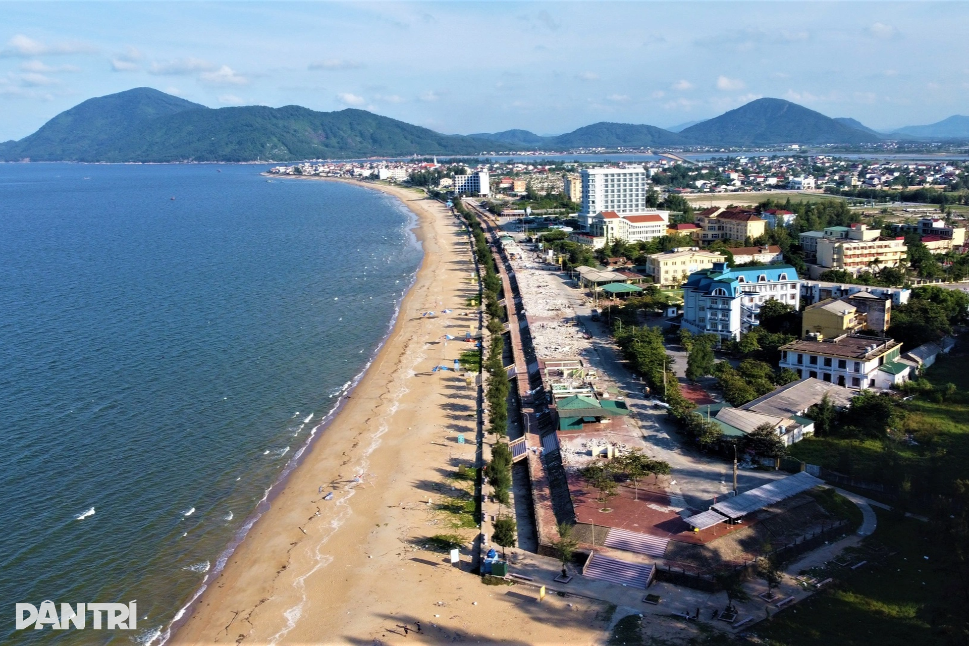 Khu du lịch biển lột xác sau khi hàng chục ki ốt được giải tỏa - 9 Khu du lịch biển lột xác sau khi hàng chục ki ốt được giải tỏa - 9