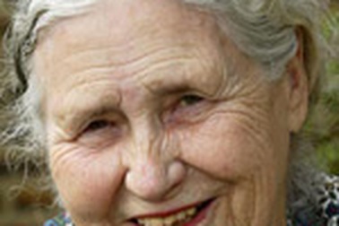 Nữ văn sĩ Anh 87 tuổi đoạt giải Nobel Văn học