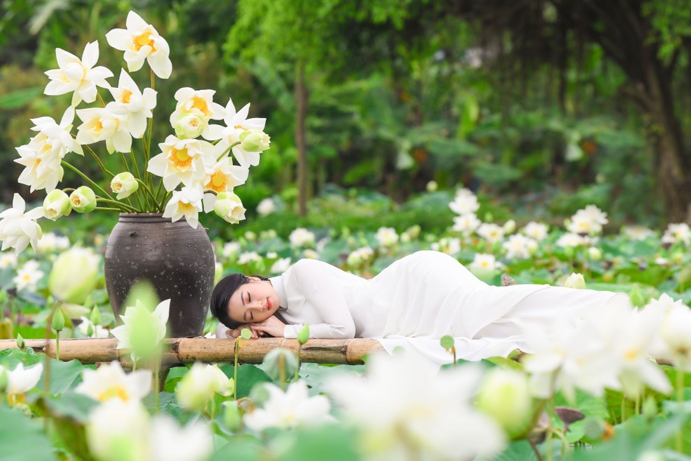 Diện áo yếm chụp ảnh với sen, làm thế nào để gợi cảm mà không phô? - 4 Diện áo yếm chụp ảnh với sen, làm thế nào để gợi cảm mà không phô? - 4