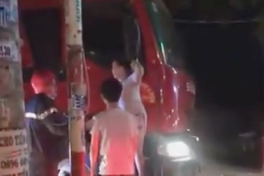 Xôn xao clip người phụ nữ chặn xe cứu hoả vì làm đứt dây điện