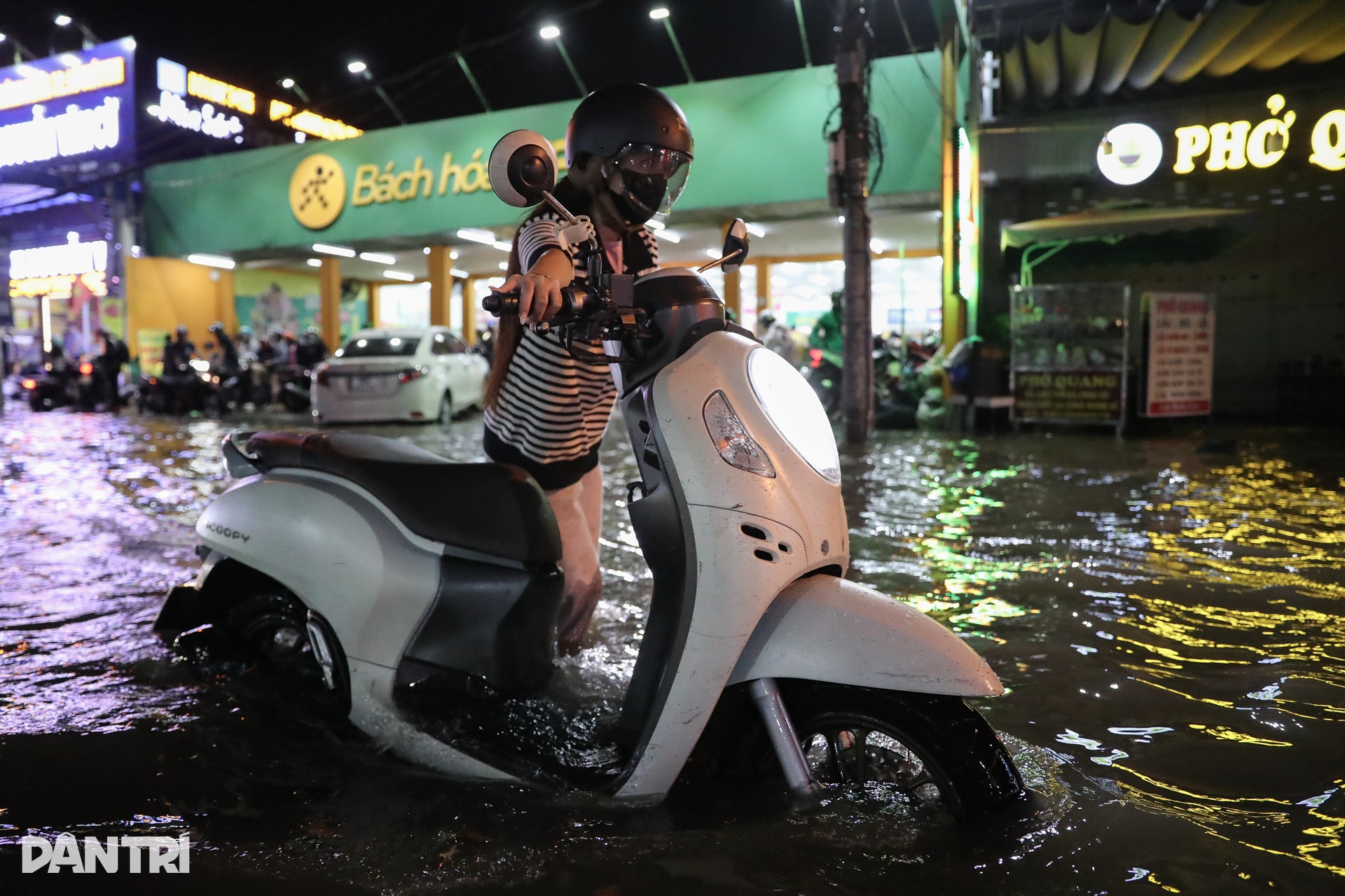 TPHCM chìm trong biển nước do triều cường: Người dân chật vật di chuyển - 6
