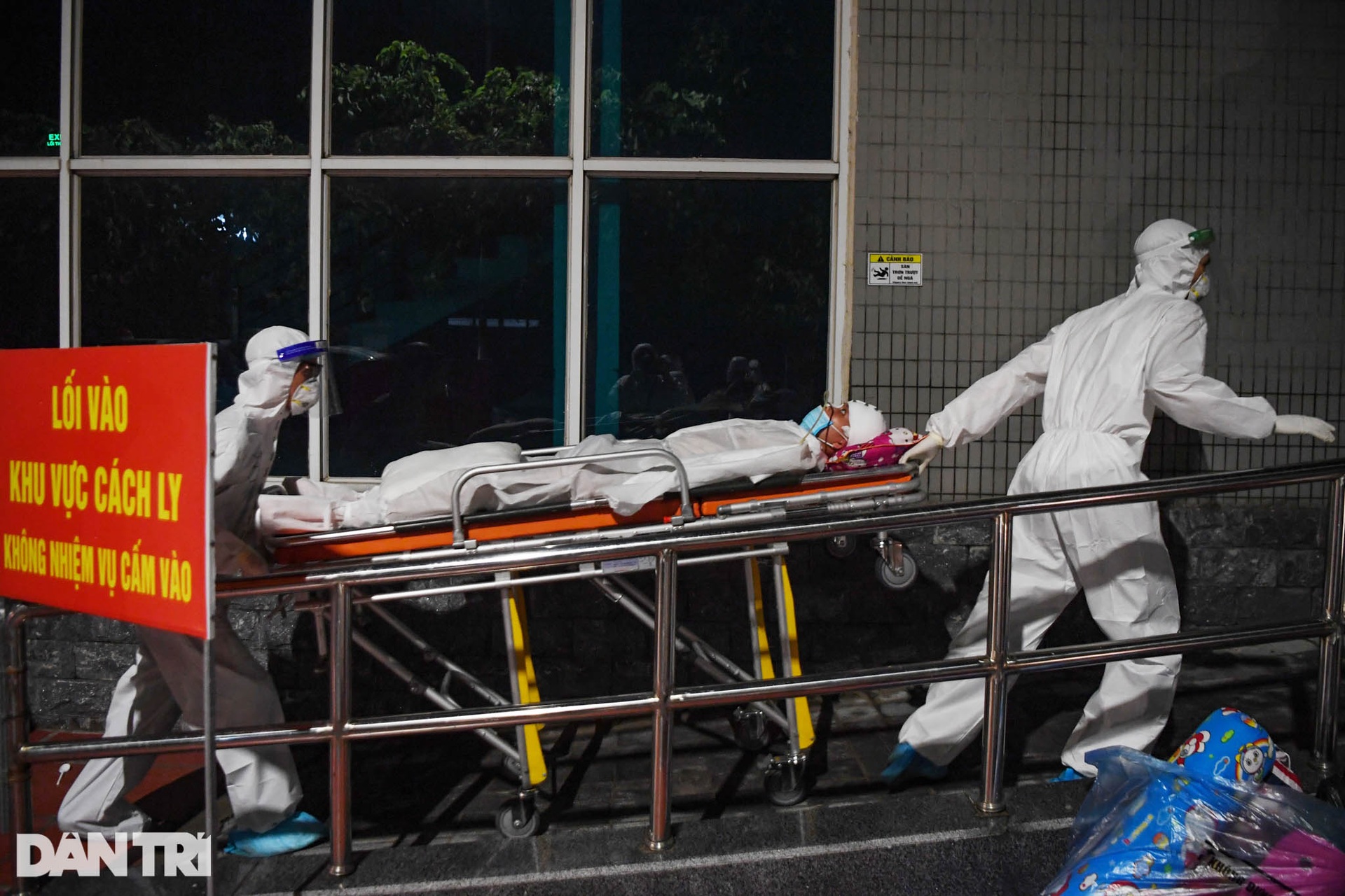 Cận cảnh quá trình di chuyển 1.000 bệnh nhân rời ổ dịch Bệnh viện Việt Đức - 13