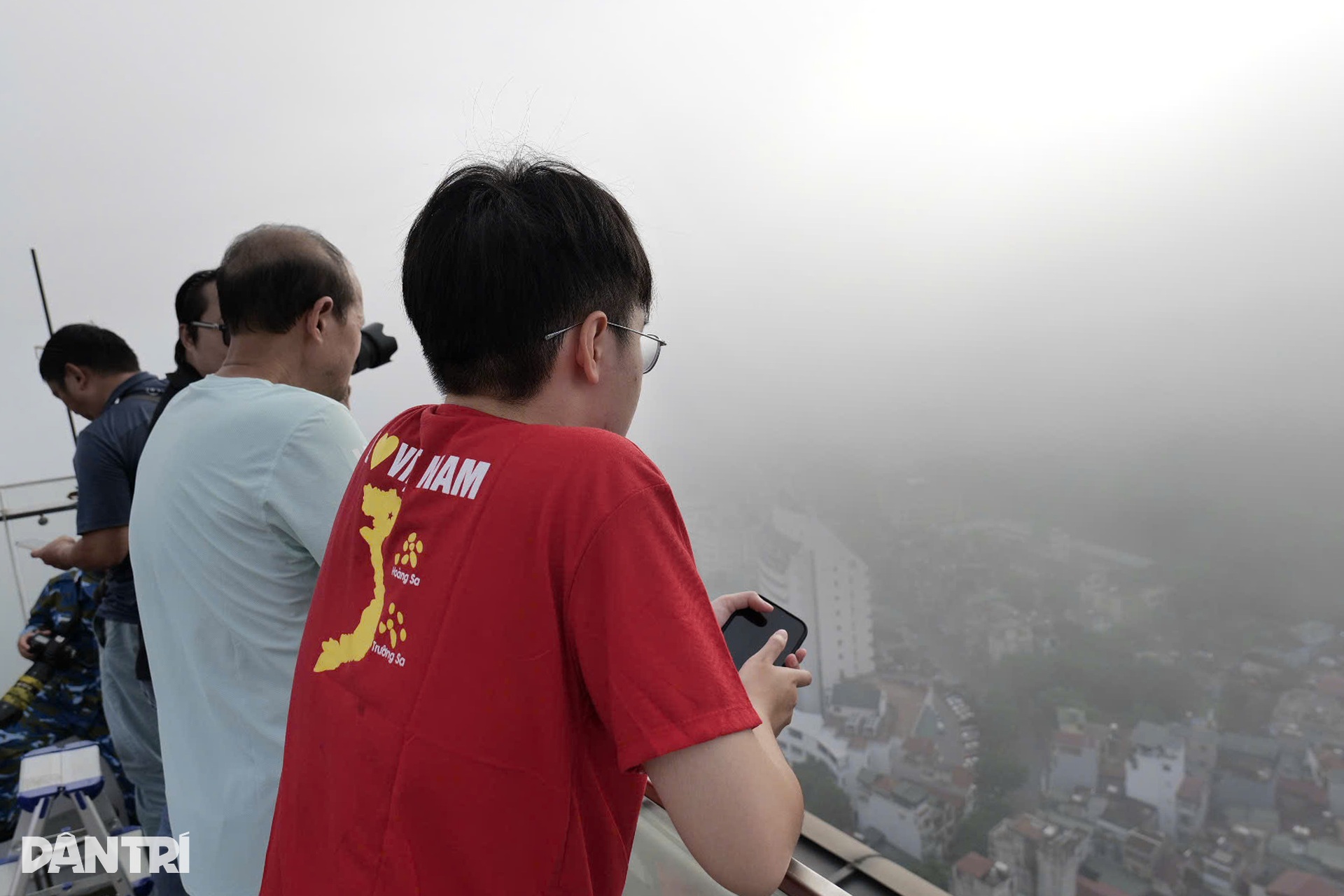 Người dân chênh vênh trên nóc nhà cao tầng để ngắm máy bay, xem diễu binh - 13 Người dân chênh vênh trên nóc nhà cao tầng để ngắm máy bay, xem diễu binh - 13