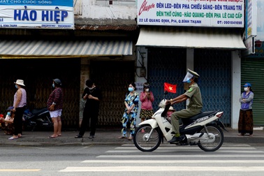 Dân Sài Gòn xếp hàng dài trăm mét chờ mua thực phẩm ở "siêu thị dã chiến"