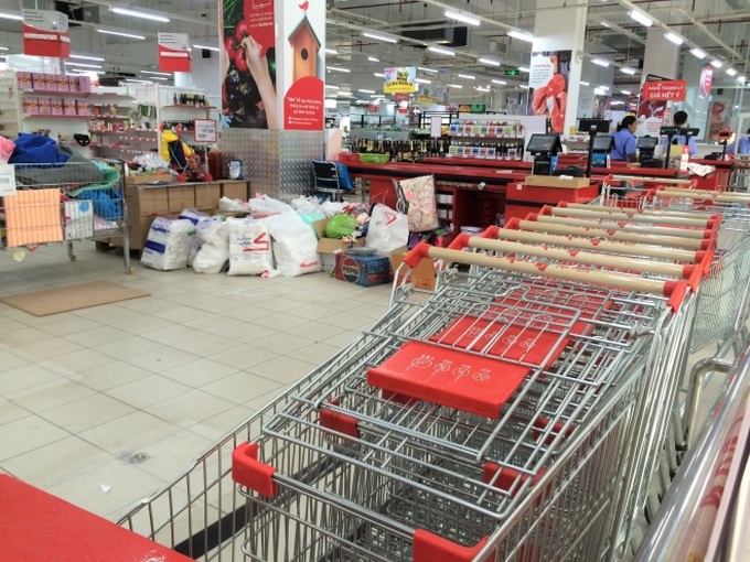 Siêu thị Auchan vắng vẻ, lặng lẽ tháo các kệ hàng sau bão giảm giá - Ảnh 13. Siêu thị Auchan vắng vẻ, lặng lẽ tháo các kệ hàng sau bão giảm giá - Ảnh 13.