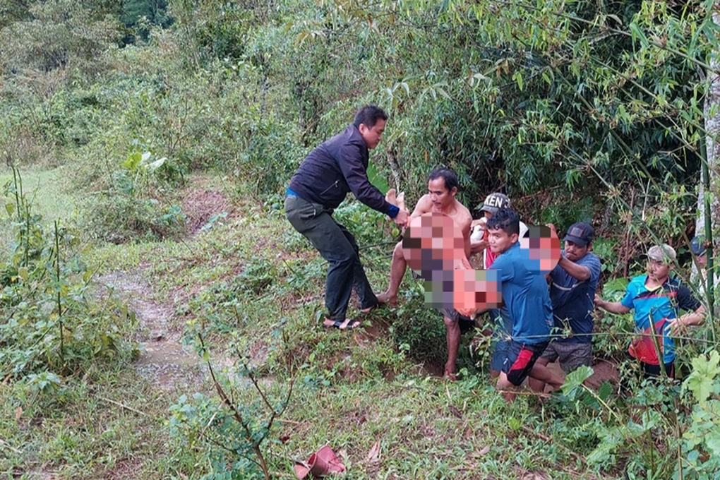 Vượt ngầm tràn ngập nước, 2 người đi xe máy bị lũ cuốn trôi - 1 Vượt ngầm tràn ngập nước, 2 người đi xe máy bị lũ cuốn trôi - 1