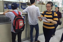Thí sinh vội vã đi rút hồ sơ trước giờ “khép cửa” xét tuyển đợt 1
