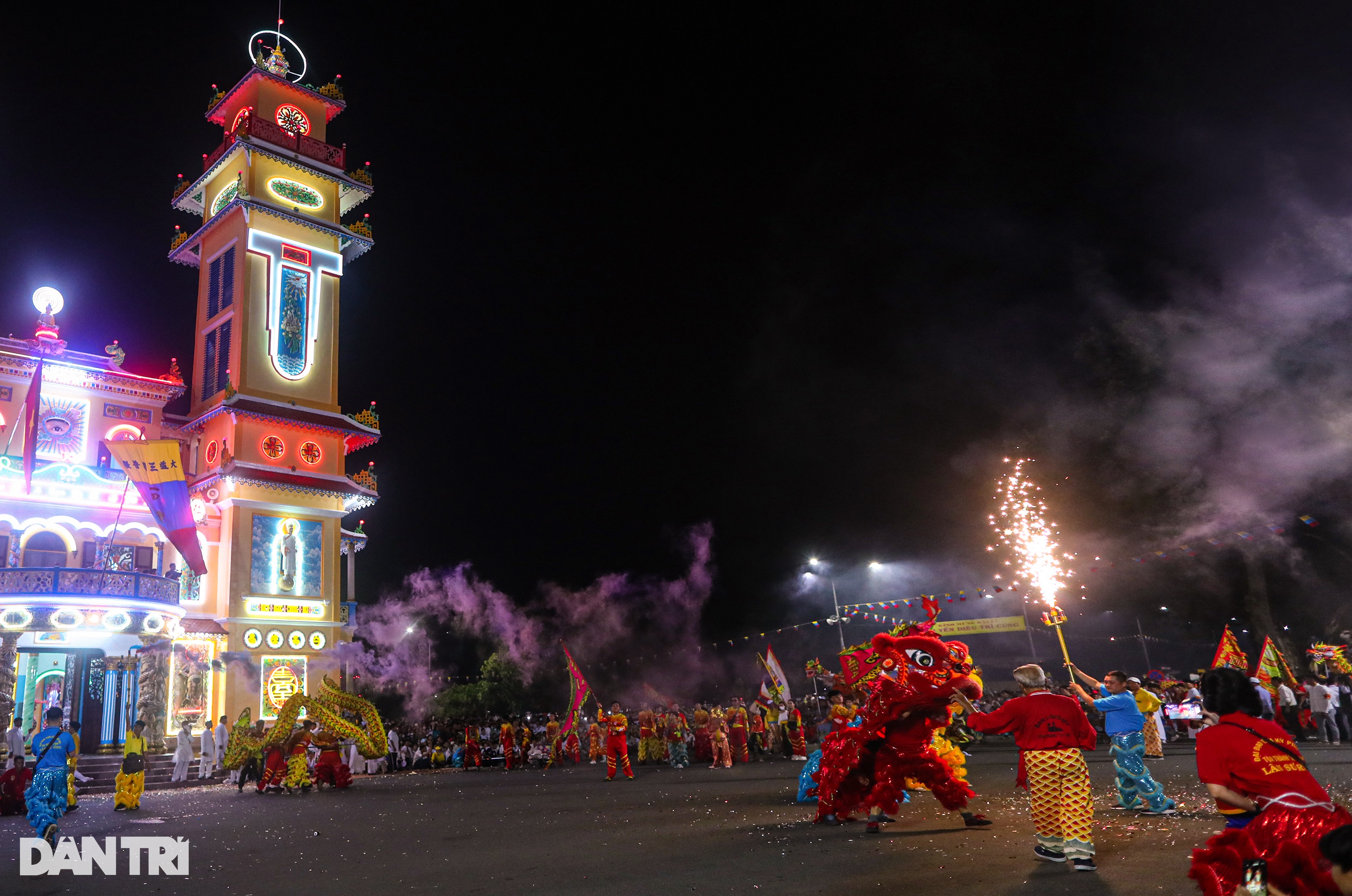 Biển người đội mưa, chen chân xem rồng phun lửa ở Tòa thánh Tây Ninh - 12 Biển người đội mưa, chen chân xem rồng phun lửa ở Tòa thánh Tây Ninh - 12