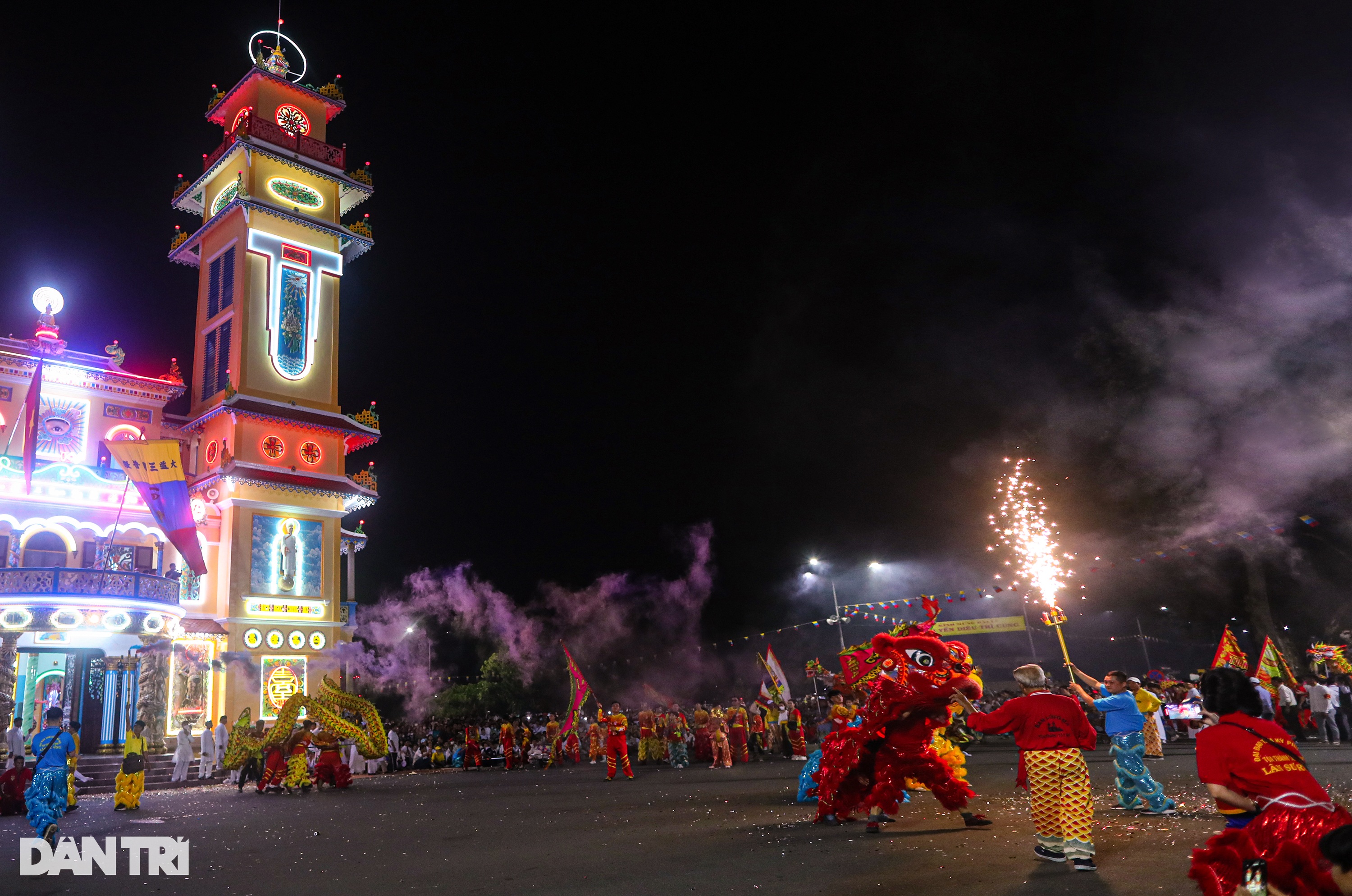 Biển người đội mưa, chen chân xem rồng phun lửa ở Tòa thánh Tây Ninh - 12