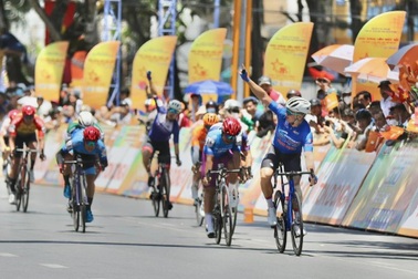 Áo vàng Petr Rikunov bị cảnh cáo tại giải xe đạp toàn quốc 2024