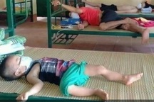 Nhói lòng hình ảnh bé 3 tuổi nằm cách ly một mình vì cả nhà là F0