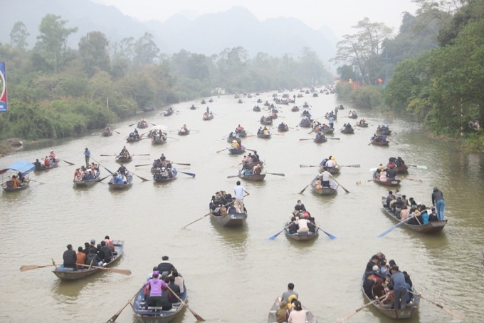 Thuyền đò tấp nập qua lại trên suối Yến.
