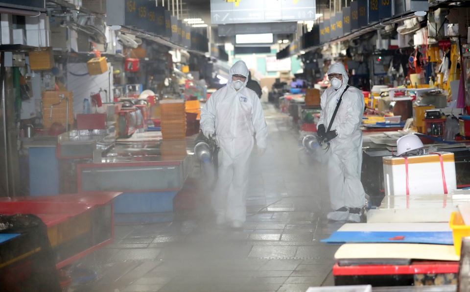 Gần 1.000 người nhiễm virus corona, Hàn Quốc cấp tập ngăn dịch bùng phát - 4 Gần 1.000 người nhiễm virus corona, Hàn Quốc cấp tập ngăn dịch bùng phát - 4