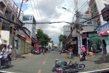 Gây tai nạn, đôi trai gái thản nhiên bỏ mặc nạn nhân