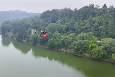 Drone giao hàng ở nông thôn Trung Quốc, chuyển từng củ lạc, trái chanh