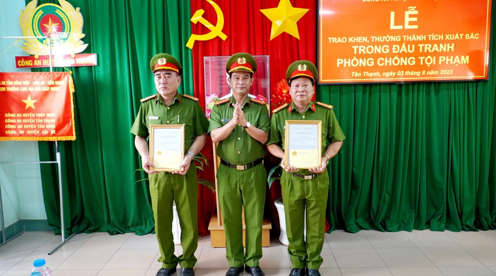 Kẻ nổ súng vào đùi người phụ nữ hòng cướp tài sản bị bắt tạm giam - 1 Kẻ nổ súng vào đùi người phụ nữ hòng cướp tài sản bị bắt tạm giam - 1