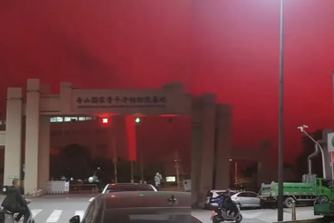 Bầu trời ở Trung Quốc bỗng chuyển sang màu đỏ sậm gây xôn xao