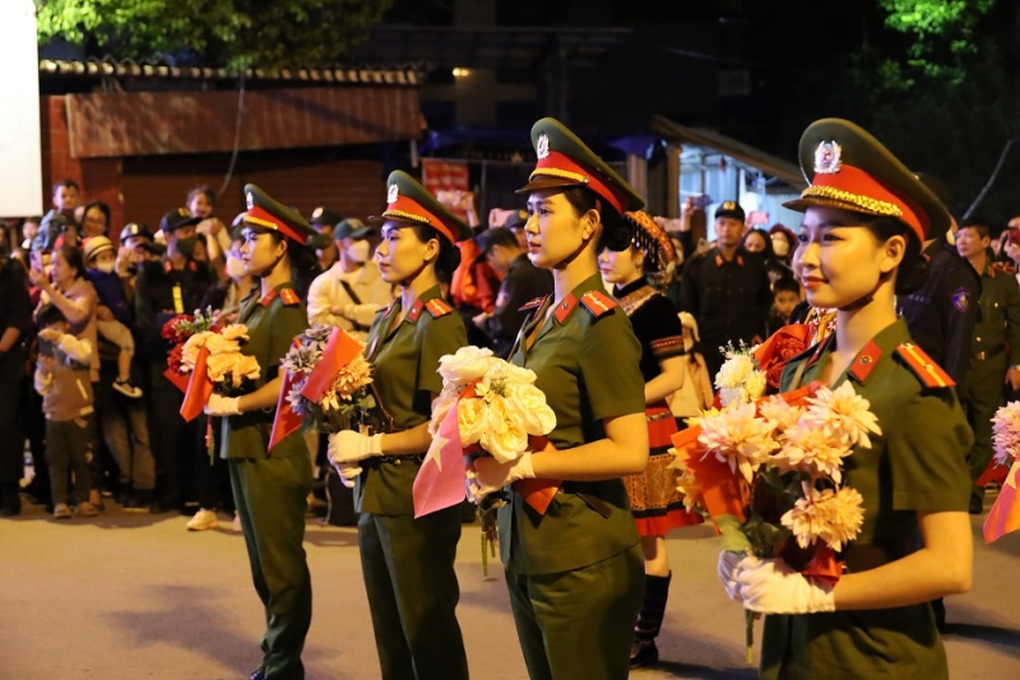 Người dân rủ nhau đi xem cảnh sát cơ động biểu diễn nhạc kèn - 5 Người dân rủ nhau đi xem cảnh sát cơ động biểu diễn nhạc kèn - 5
