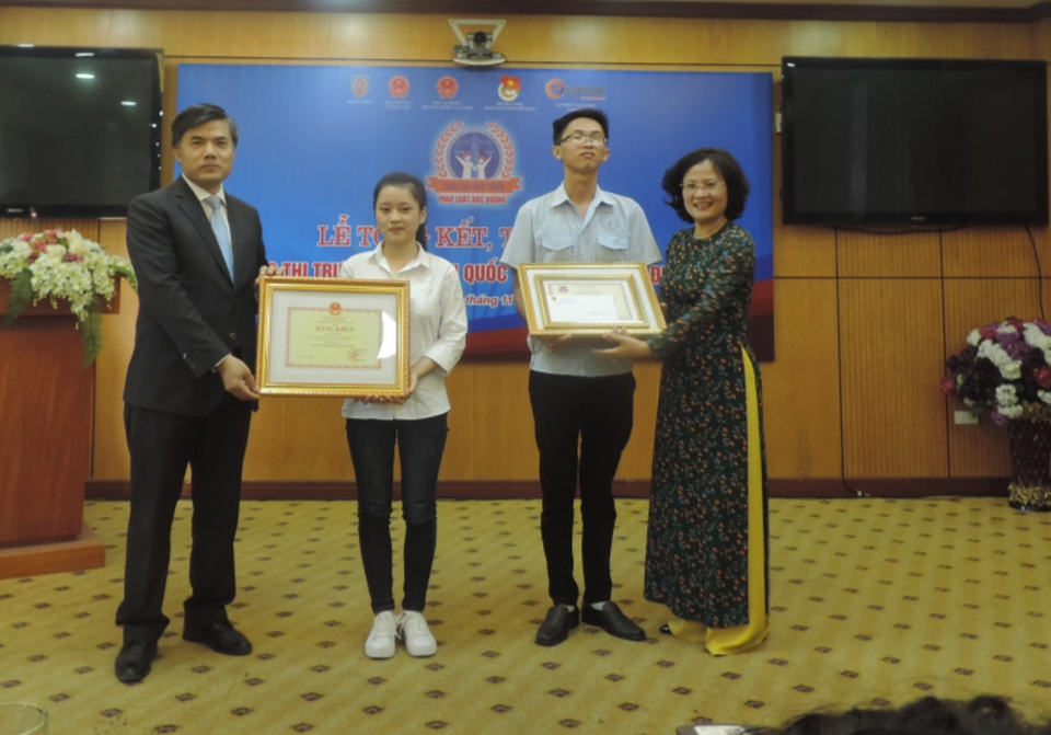 Nữ sinh Cao đẳng Y tế Huế giành giải Nhất cuộc thi Pháp luật học đường - 2 Nữ sinh Cao đẳng Y tế Huế giành giải Nhất cuộc thi Pháp luật học đường - 2