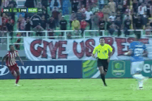 Bạo loạn bóng đá Indonesia: Cầu thủ đánh nhau, đuổi trọng tài quanh sân