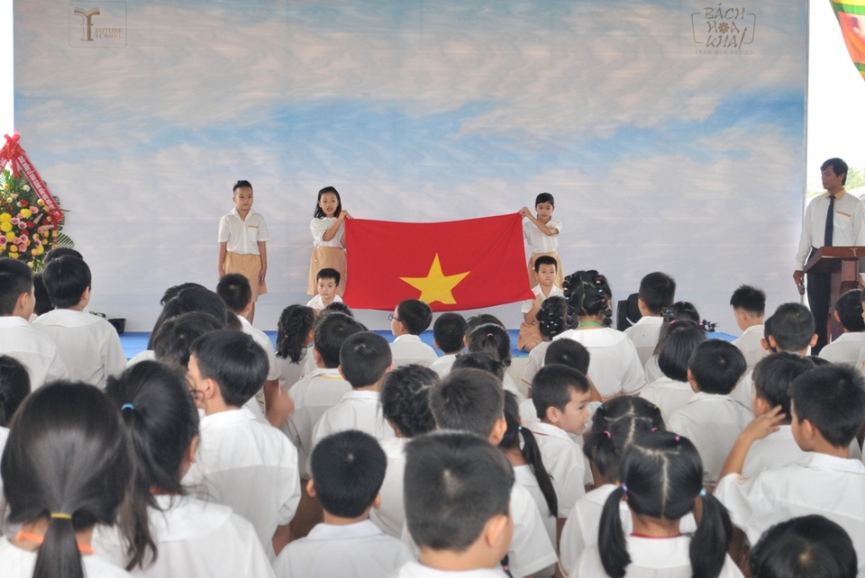 Kiểm tra thân nhiệt, khống chế số học sinh dự lễ khai giảng - 2 Kiểm tra thân nhiệt, khống chế số học sinh dự lễ khai giảng - 2