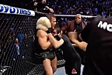 "Gã điên" McGregor tiết lộ cảnh quay mới vụ đánh nhau với Khabib năm 2018