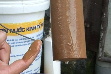 Nước máy vẩn đục, bốc mùi do ô nhiễm nguồn nước