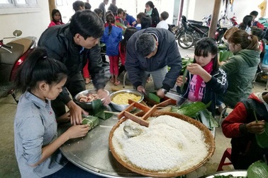 “Thầy cô cắm bản” gói bánh chưng, mổ heo cho học sinh ăn Tết