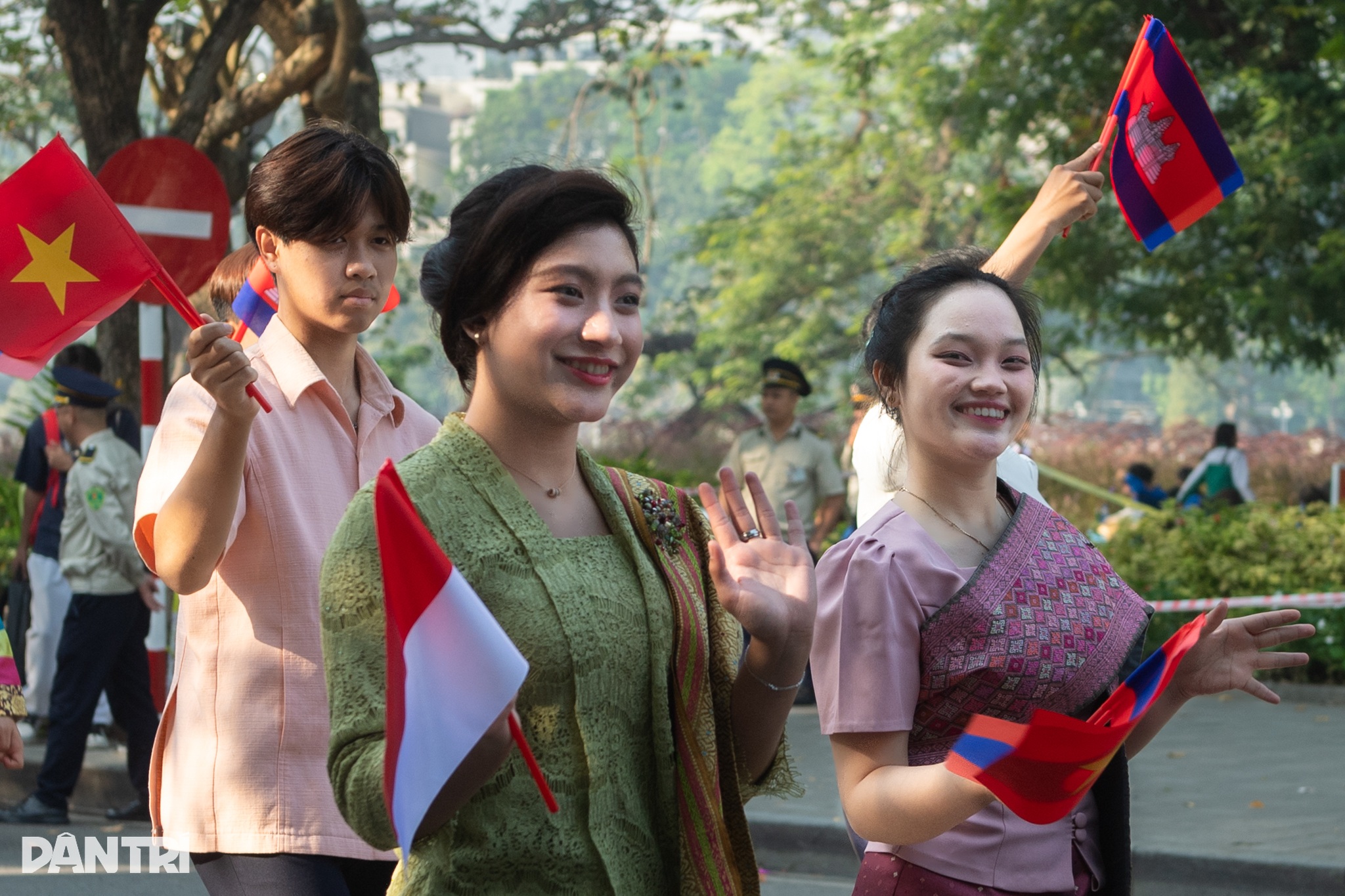 Hampir 3.000 orang berbaris untuk merayakan 70 tahun Pendidikan di Hanoi - 8 Gần 3.000 người diễu hành kỷ niệm 70 năm ngành Giáo dục ở Hà Nội - 8