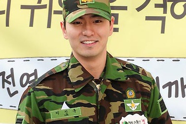 Bạn trai của Choi Ji Woo xuất ngũ