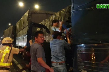 8 ô tô tông liên hoàn, 1 tài xế gãy chân kêu cứu trong cabin