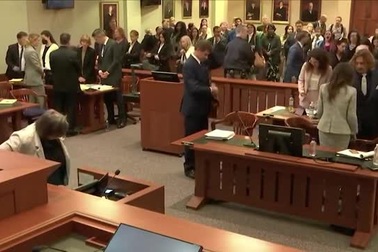 Johnny Depp thể hiện sự quan tâm ân cần dành cho nữ luật sư Camille Vasquez