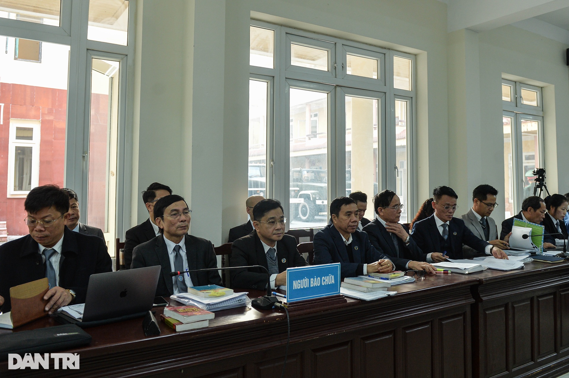 Phan Quốc Việt và 4 cựu sĩ quan ra tòa trong vụ án Việt Á - 11 Phan Quốc Việt và 4 cựu sĩ quan ra tòa trong vụ án Việt Á - 11