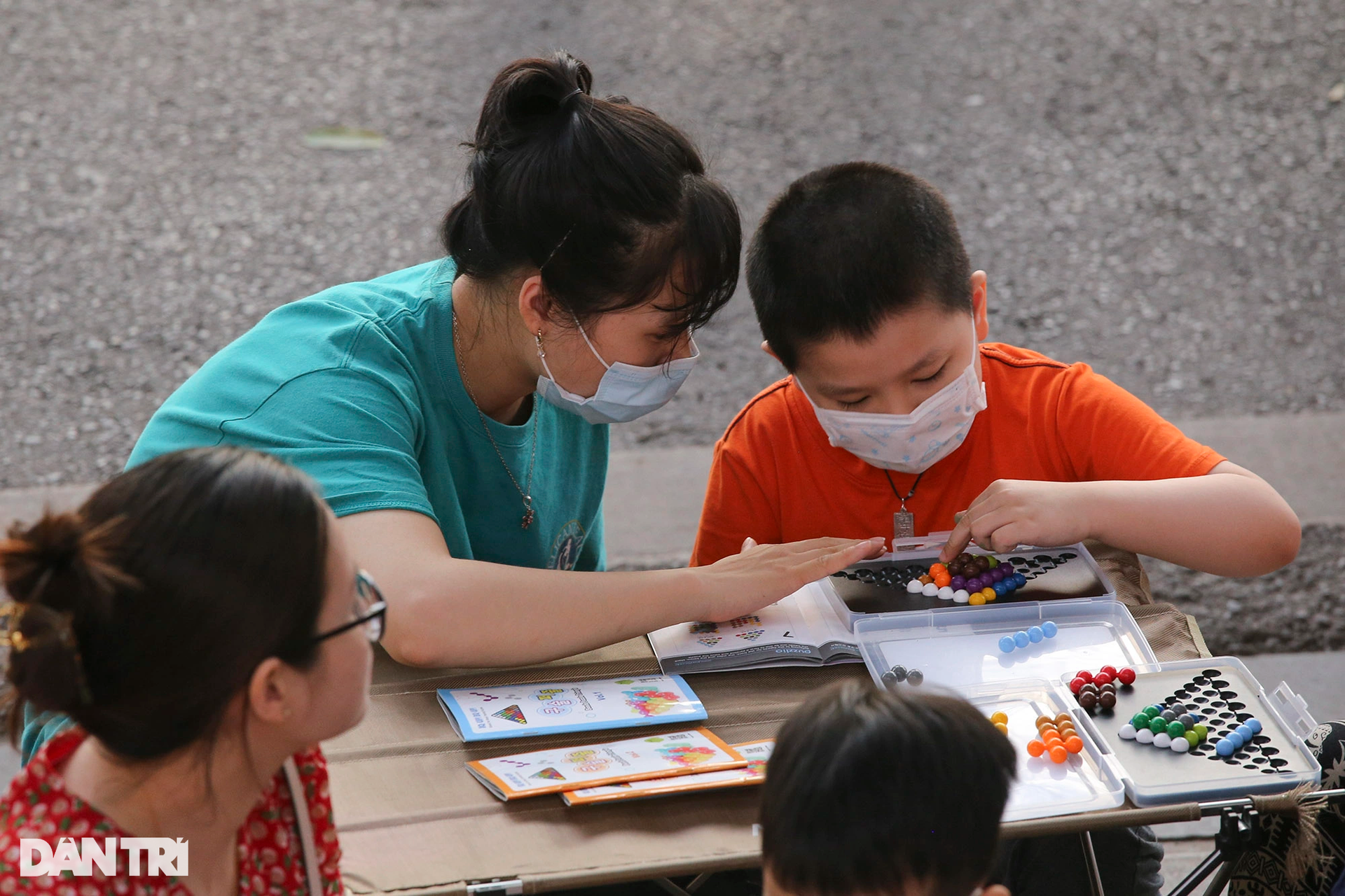 Thời tiết tuyệt đẹp, phố đi bộ quanh Hồ Gươm đông kín khách - 10