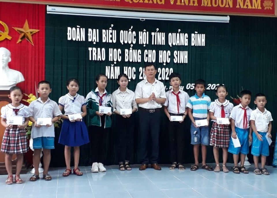 Đoàn Đại biểu Quốc hội Quảng Bình trao học bổng cho học sinh nghèo vượt khó - 1 Đoàn Đại biểu Quốc hội Quảng Bình trao học bổng cho học sinh nghèo vượt khó - 1