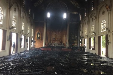 Hàng trăm người dập đám cháy lớn cứu nhà thờ