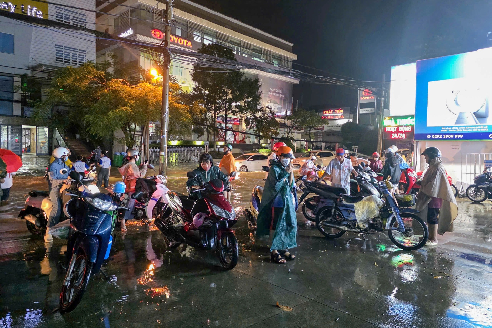 Người Cần Thơ đội mưa, lội nước về nhà trong ngày triều cường vượt báo động - 2