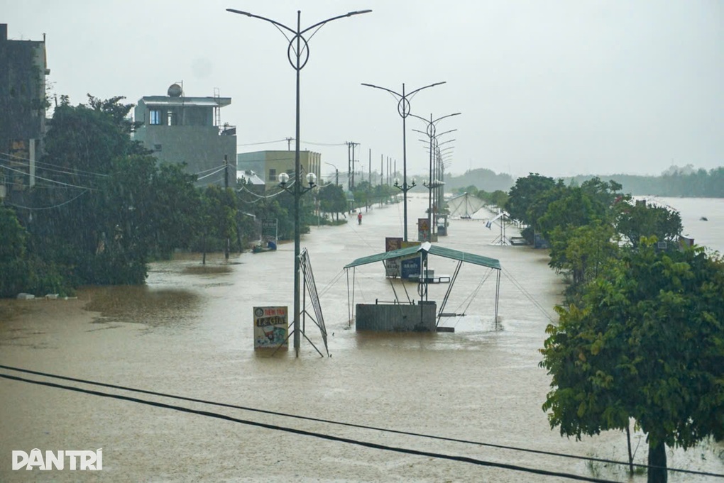 Hàng trăm ô tô được đưa lên cầu, xếp hàng dài để “chạy” lụt - 3 Hàng trăm ô tô được đưa lên cầu, xếp hàng dài để “chạy” lụt - 3