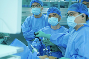 Nhiều người nước ngoài mắc bệnh hiểm nghèo được bác sĩ Việt Nam cứu mạng