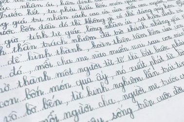 Đề Văn ở TPHCM: Đơn giản như cơm mẹ nấu, cụ già bán vé số trong mưa...