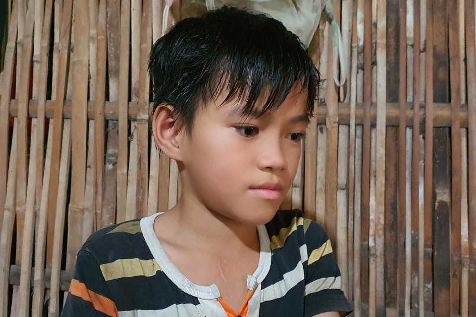 Thương cậu bé trong nhà sàn sắp sập nghỉ học chăm mẹ và người anh khác cha - 1 Thương cậu bé trong nhà sàn sắp sập nghỉ học chăm mẹ và người anh khác cha - 1