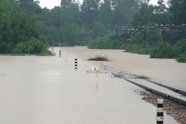Đường ray chìm nghỉm, hơn 2.000 hành khách mắc kẹt