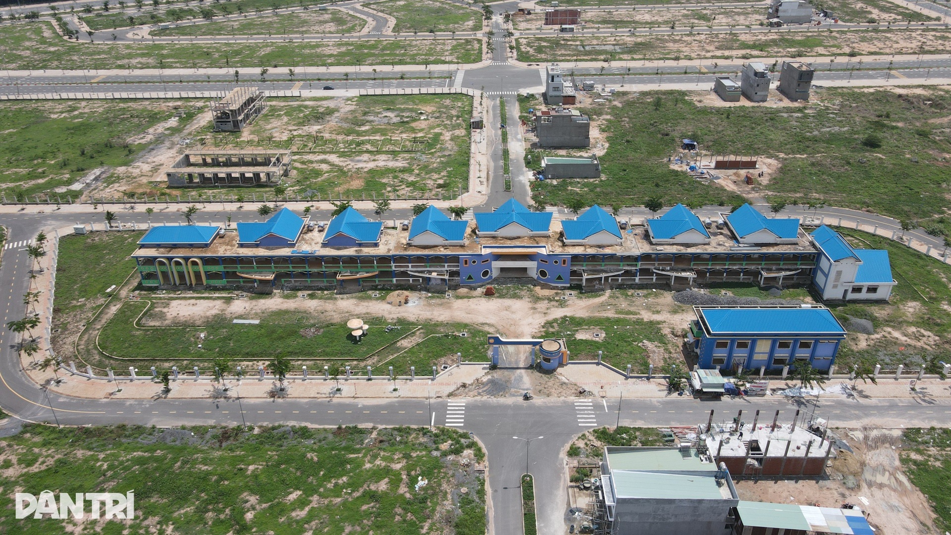 Trường học còn ngổn ngang, hàng nghìn học sinh khu tái định cư đi học ké - 1