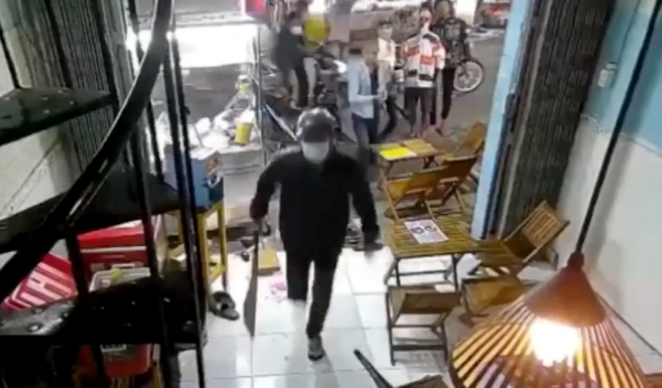 Xách dao đập phá quán trà sữa, 11 thanh thiếu niên bị công an triệu tập - 2 Xách dao đập phá quán trà sữa, 11 thanh thiếu niên bị công an triệu tập - 2