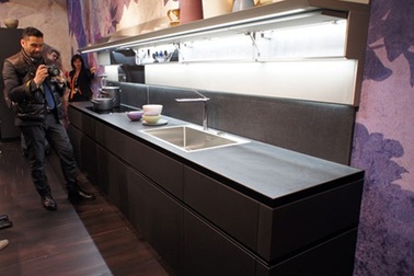 Cánh tủ bếp không tay nắm – Xu hướng mới cho tủ bếp hiện đại