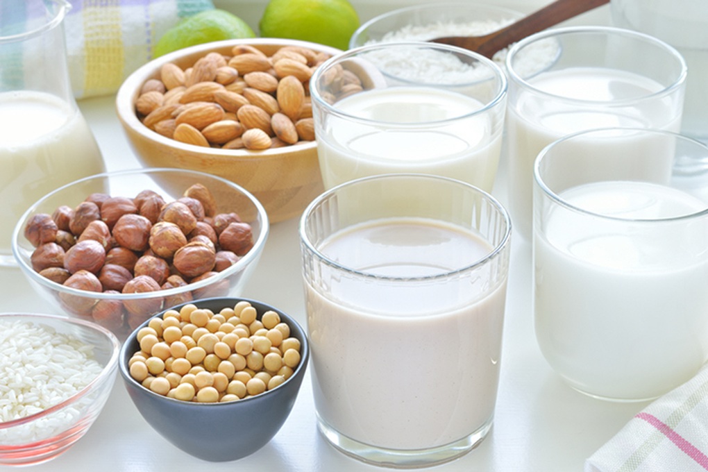 Nên cho trẻ uống sữa hạt hay sữa bò? - 1 Nên cho trẻ uống sữa hạt hay sữa bò? - 1