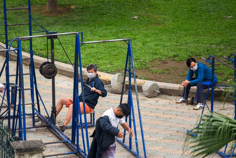 Người dân Hà Nội tranh thủ tập thể dục trước giờ cách ly toàn xã hội - 12 Người dân Hà Nội tranh thủ tập thể dục trước giờ cách ly toàn xã hội - 12
