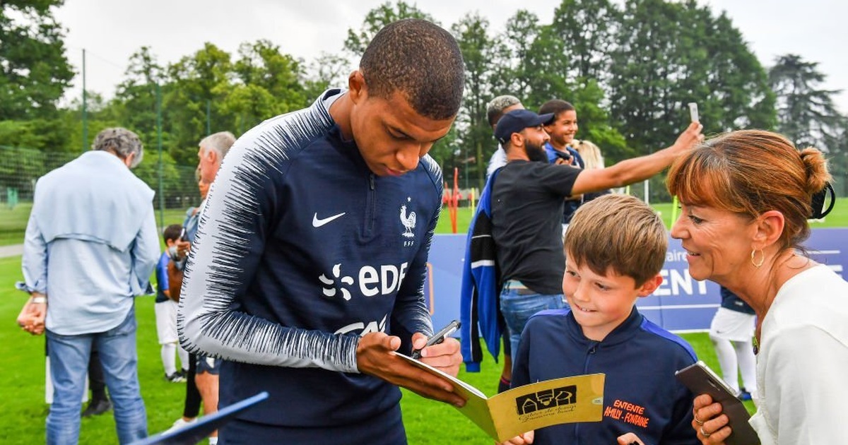 Câu chuyện của Kylian Mbappe: Ngôi sao trẻ có trái tim ấm áp | Báo Dân trí