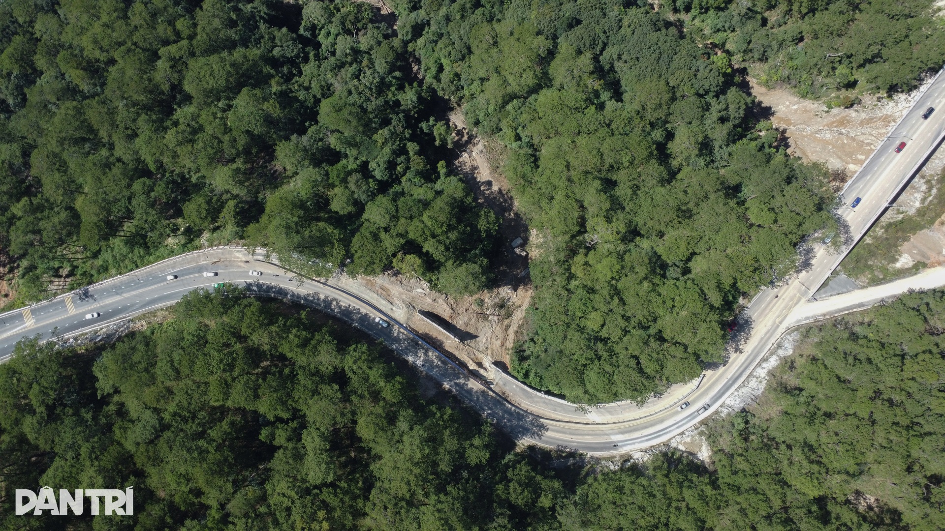 Đèo Prenn ở Đà Lạt xuất hiện thêm vết nứt xé toạc mặt đường - 1