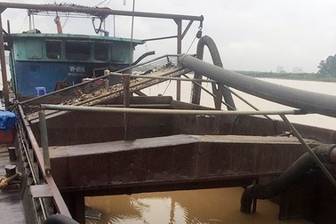 Truy đuổi "cát tặc", lực lượng chức năng bị tấn công bằng vòi rồng